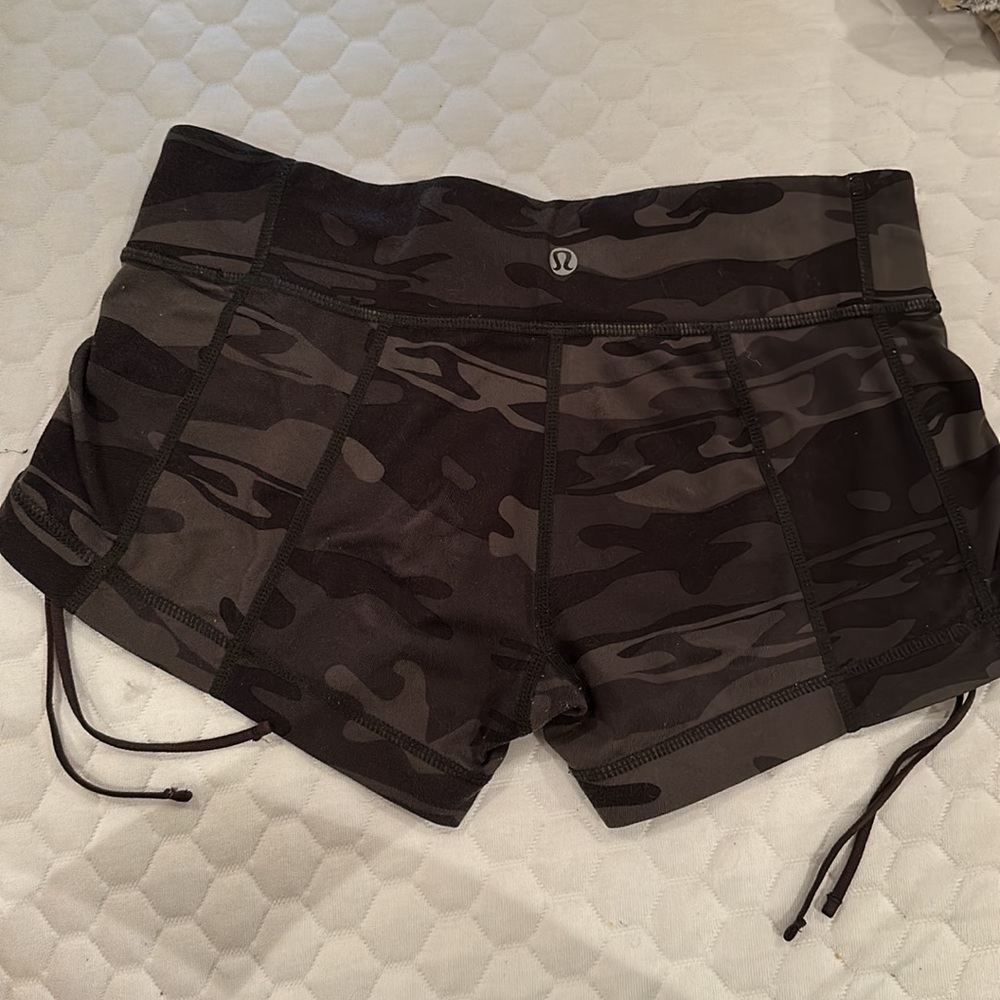Lululemon Camo print Shorts 4